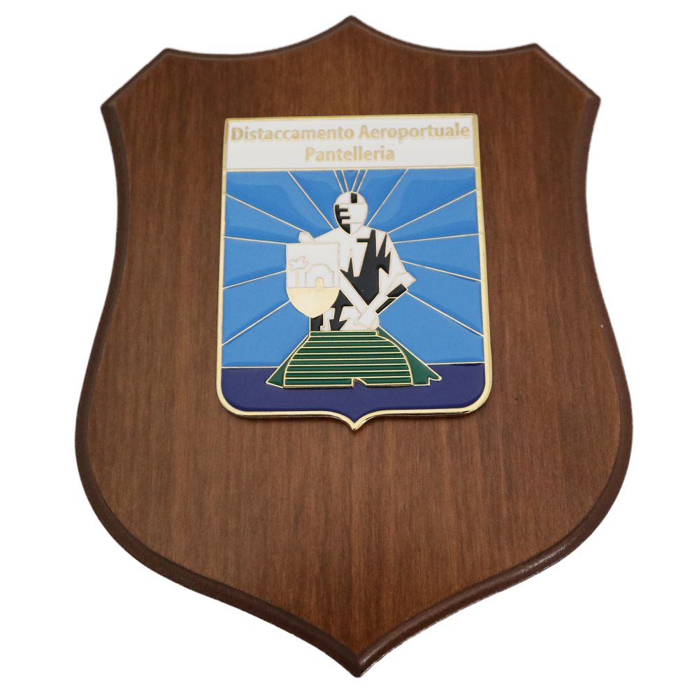 CREST IN METALLO SMALTATO BASE LEGNO 22,5X17,5CM DISTACCAMENTO AERORTUALE PANTELLERIA AERONAUTICA MILITARE