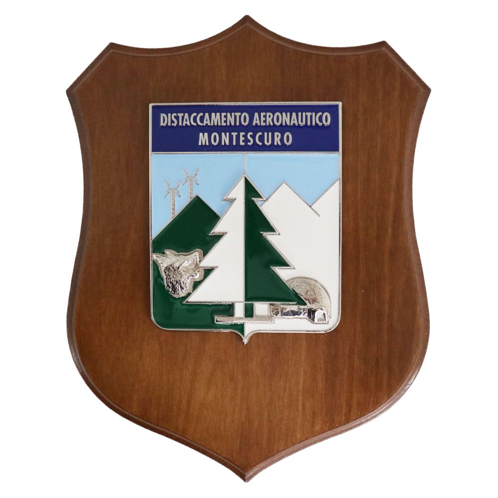 CREST IN METALLO SMALTATO BASE LEGNO 22,5X17,5CM DISTACCAMENTO AERONAUTICO MONTESCURO AERONAUTICA MILITARE