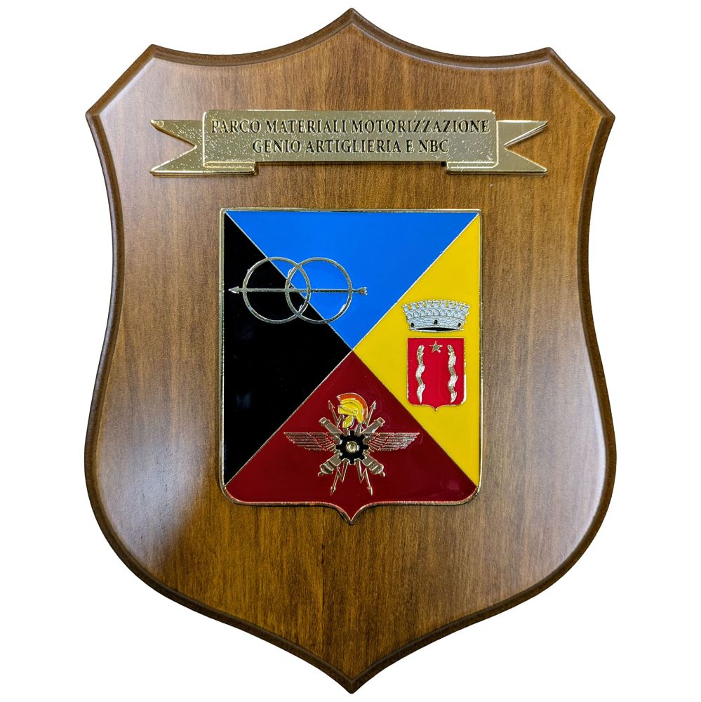 CREST IN METALLO SMALTATO BASE LEGNO 22,5X17,5CM PARCO MAT.MOT.GENIO NBC